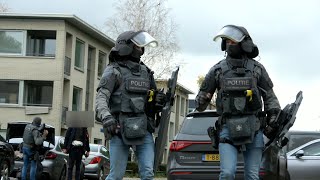 Aankomst Arrestatieteam Dienst Speciale Interventies en inval na verward gedrag in woning in Almere [upl. by Ninaj]