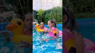 Cuando una niña ve una piscina 🏊🏼‍♀️👧🏻🤣 piscinas shorts comedy [upl. by Alyce]