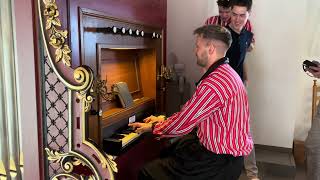 Andre Nieuwkoop speelt tijdens Urkerdag 2024 even in het Kerkje Aan de Zee [upl. by Terriss]