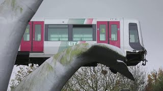 Olanda treno della metropolitana deraglia e finisce in cima a una statua la scena è incredibile [upl. by Nulubez352]