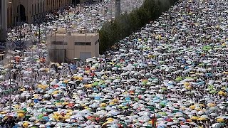 Des millions de pèlerins musulmans prient sur le Mont Arafat [upl. by Ury682]