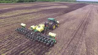 JOHN DEERE exactemerge planters dodging rain drops to get the crops planted [upl. by Meagher]