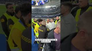 2 aficionados discuten por la camiseta de Brahim Díaz en el Bernabéu futbol shorts madrid [upl. by Yup]