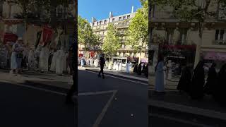 Des femmes voilées manifestent sur Paris Mais que fait Eric Zemmour [upl. by Amahs]