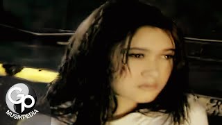 Nafa Urbach  Hati Yang Rindu Official Music Video [upl. by Ahders]