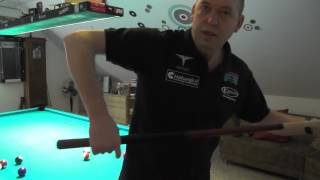 Billardtraining  Tom Damm BLizenzTrainer erklärt den Griff beim Poolbillard [upl. by Field]