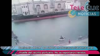 Camioneta del SAT cae al mar en Veracruz Puerto [upl. by Aicilana]