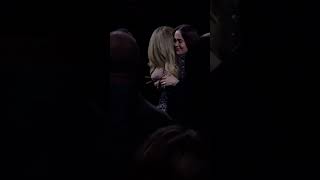 Adele abraçando Sarah Paulson ontem durante seu show [upl. by Dahs817]