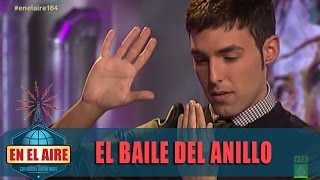 El Mago Pop sorprende a Buenafuente y Berto dejando bailar un anillo en el aire [upl. by Keyek291]