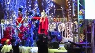 Sabrina Carpenter sings quotTake on the Worldquot Live Citadel Outlets Holiday Concert [upl. by Notlimah]