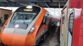 15047 purbanchal express overtake by howrah Patna vande Bharat express at burdwan railway station [upl. by Anilys489]