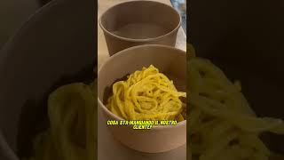 Che pasta sta mangiando il nostro amico shorts streetfood [upl. by Ynetsed808]