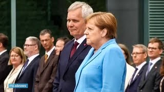 Angela Merkel opnieuw hevig trillend tijdens ceremonie  RTL NIEUWS [upl. by Ellan]