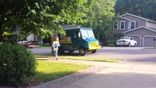 De ice cream truck voor ons huis [upl. by Einnol]