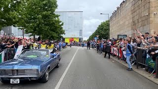 Parade des pilotes  la course aux goodies et aux sourires [upl. by Lehcnom]