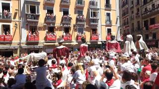 Gigantes de Pamplona  Gaztelugatxeko Martxa en la Despedida 2017 [upl. by Heddi755]