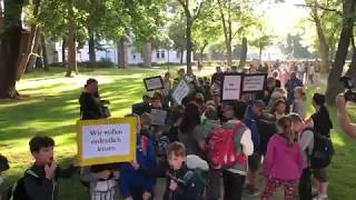 Eltern und Schüler protestieren vor Grundschule in Lützen [upl. by Starbuck43]