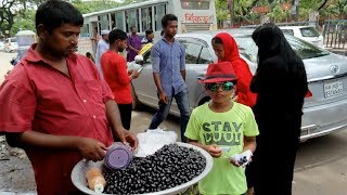 Kalo jam vorta or Masala Black plum fruits recipe Road side street fruits Spicy mix kalo Jam Makha [upl. by Vedetta]