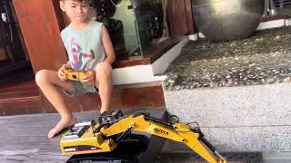 Ben playing Huina 1580 excavator [upl. by Poul]