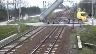 LKW rast mit Schwung in Stromleitung [upl. by Yendyc]