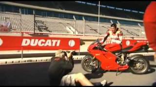 Troy Bayliss testet die neue Ducati 1198S [upl. by Andres136]