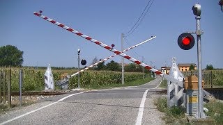 Spoorwegovergang Gualtieri I  Railroad crossing  Passaggio a livello [upl. by Llerat]