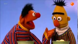 Bert en Ernie een wetenschappelijk experiment met ijs [upl. by Nosduj]