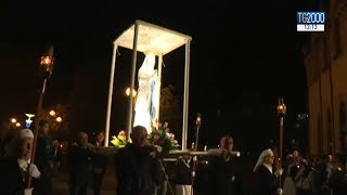 A Lourdes la processione Aux Flambeaux voci e testimonianze [upl. by Thekla]