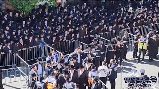 Skver B”P Rebbe Arriving To The Levaya Of Skulener Rebbe Z”L  אדמו”ר מסקווירא בלווית אדמו”ר מסקולען [upl. by Clement]