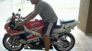 Suzuki Srad 750 acelerando na garagem [upl. by Leese]