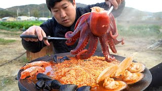 싱싱한 문어와 새우 가리비에 홍합 가득 문어 해물라면 Spicy Octopus Seafood Ramen 요리amp먹방  Mukbang eating show [upl. by Okramed]