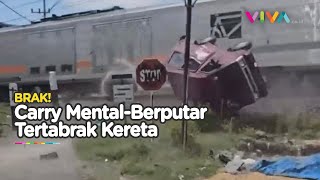 DETIKDETIK KA Argo Semeru Tabrak Mobil hingga Terpental [upl. by Enahpad]