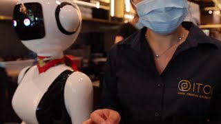 Mortara il sushi arriva al tavolo con il cameriere robot [upl. by Aracahs]