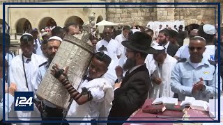 AFRIQUE  La police israélienne accompagne des jeunes dorigine éthiopienne lors de leur Bar Mitsvah [upl. by Torto]