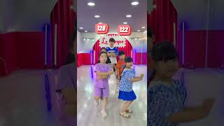 Đọ chiều cao cùng lớp Kid Dance Thầy Huy nào  Trend tắt đèn Douyin  Follow Me [upl. by Nedarb792]